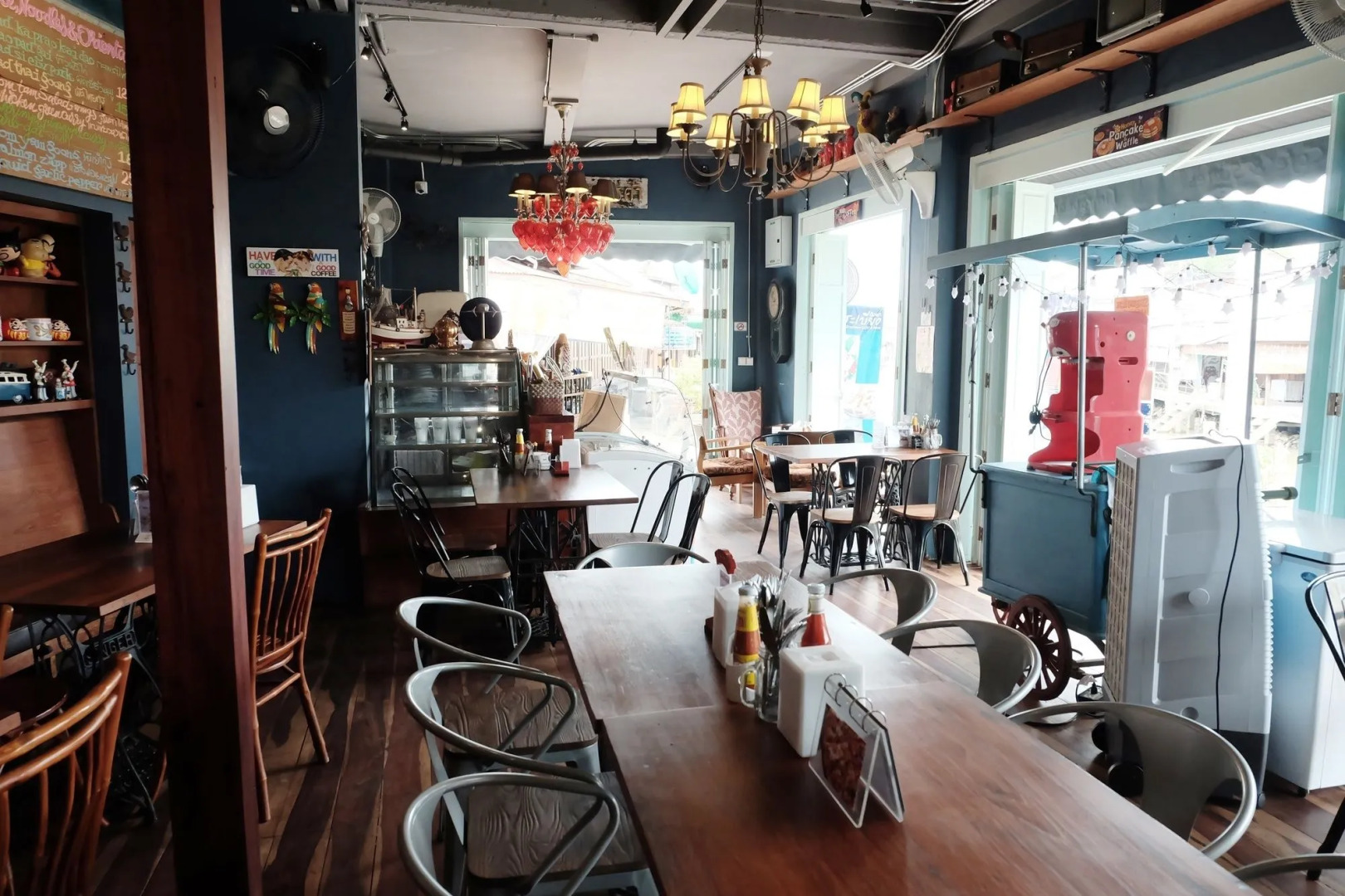 Rimrabeang Amphawa Cafe and Suite