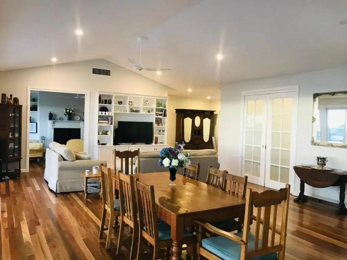 Jetty Splendour Guest Bedroom with Bathroom en-suite B'nB
