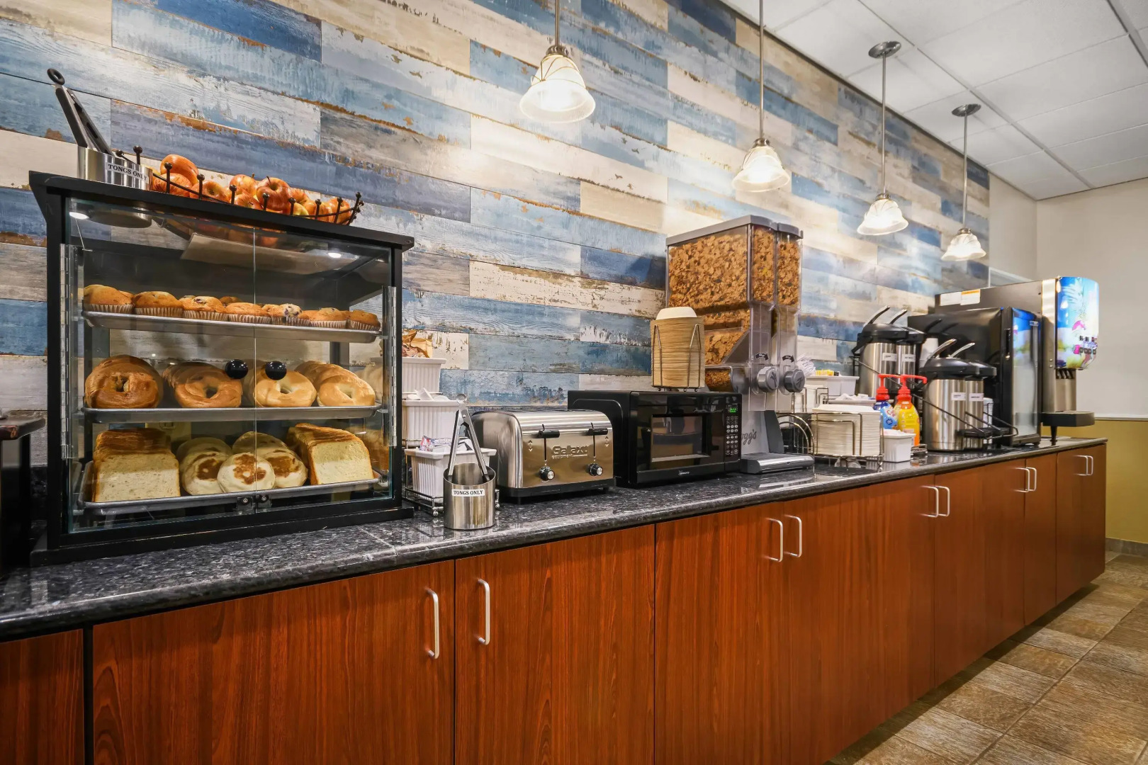 La Quinta Inn & Suites by Wyndham Stonington-Mystic Area