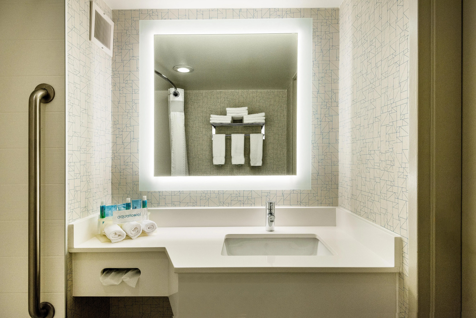 Holiday Inn Express Flint-Campus Area by IHG