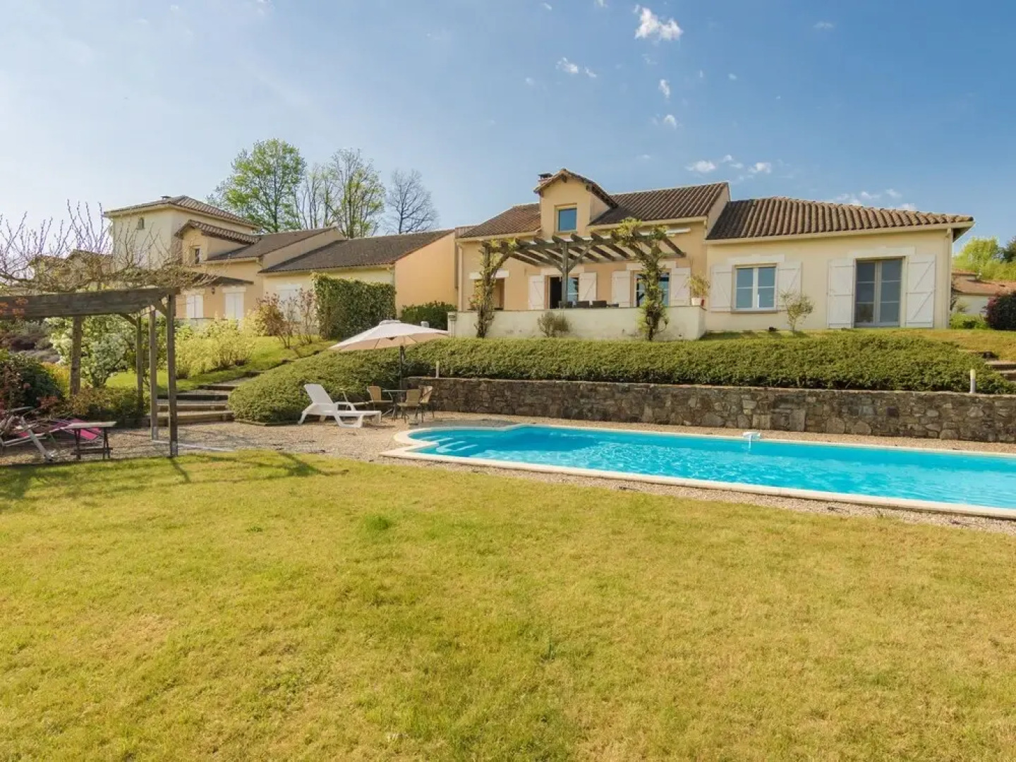 Luxurious Villa in Rouzede with Private Pool