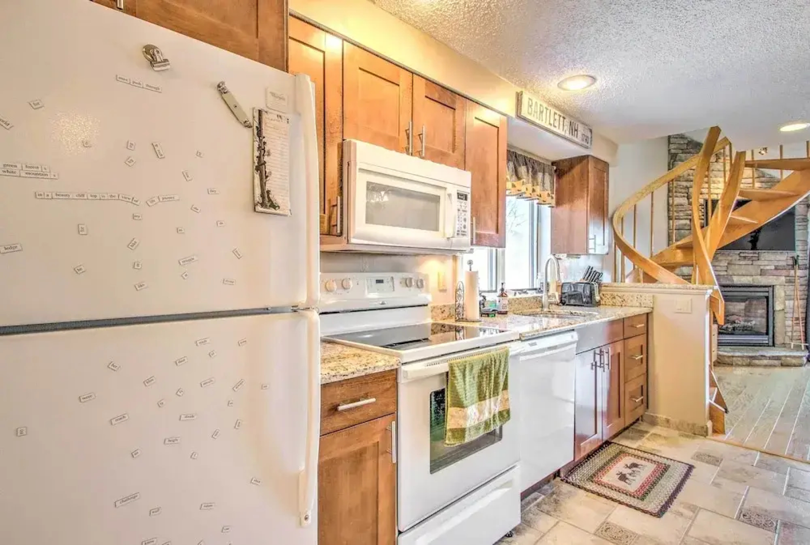 Ski Condo w/ Pool, Close to Story Land & Attitash!