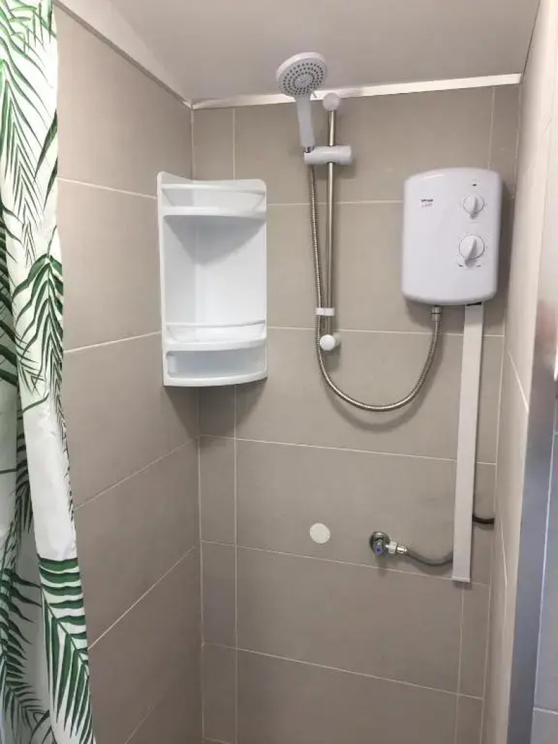 Lovely newly refurbished, 1 bedroom top floor apartment with sea views, fast WI-FI CABLE TV and Netflix