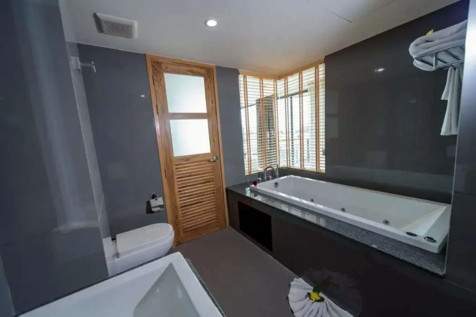 Отель The Lunar Patong