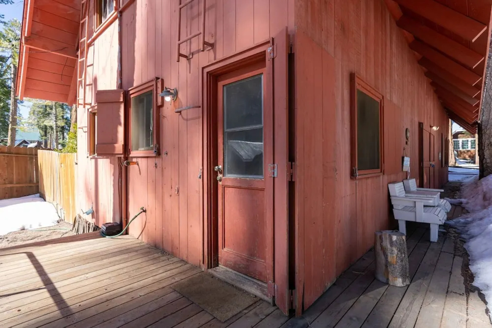 Rustic Knotty Pine - Minutes to the Water!