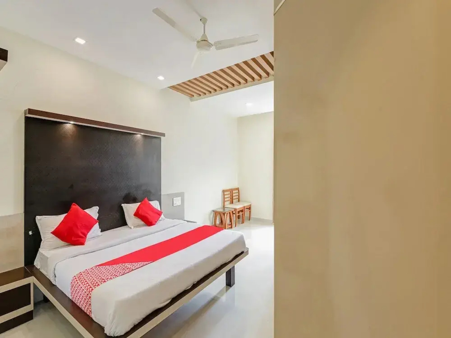 OYO 24959 Slv Royal Inn