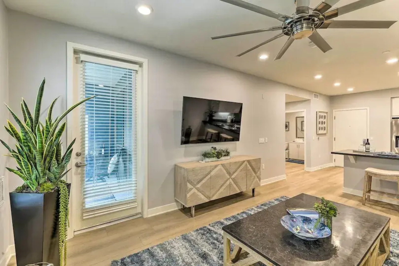 Modern Irvine Condo w/ Pool - 7 Mi to Beach!