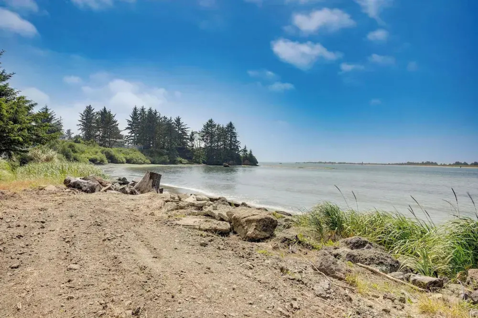 Waterfront Coos Bay Retreat w/ Kayaks!