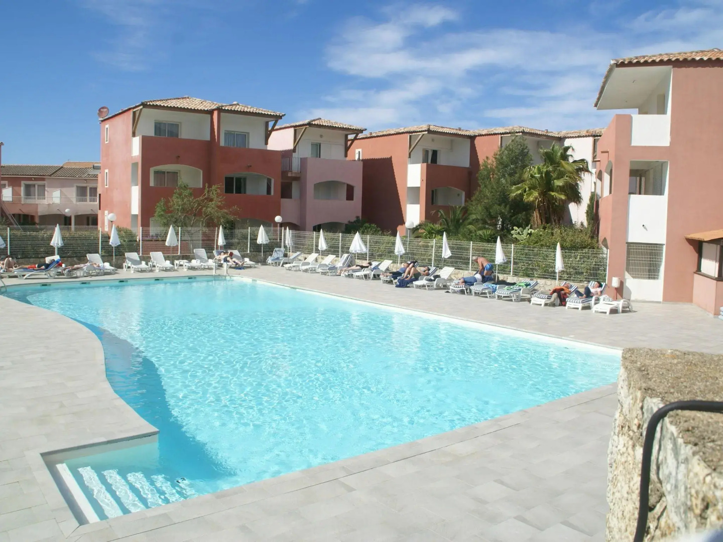 Spacious house, 100m from the beach, swimming pool.