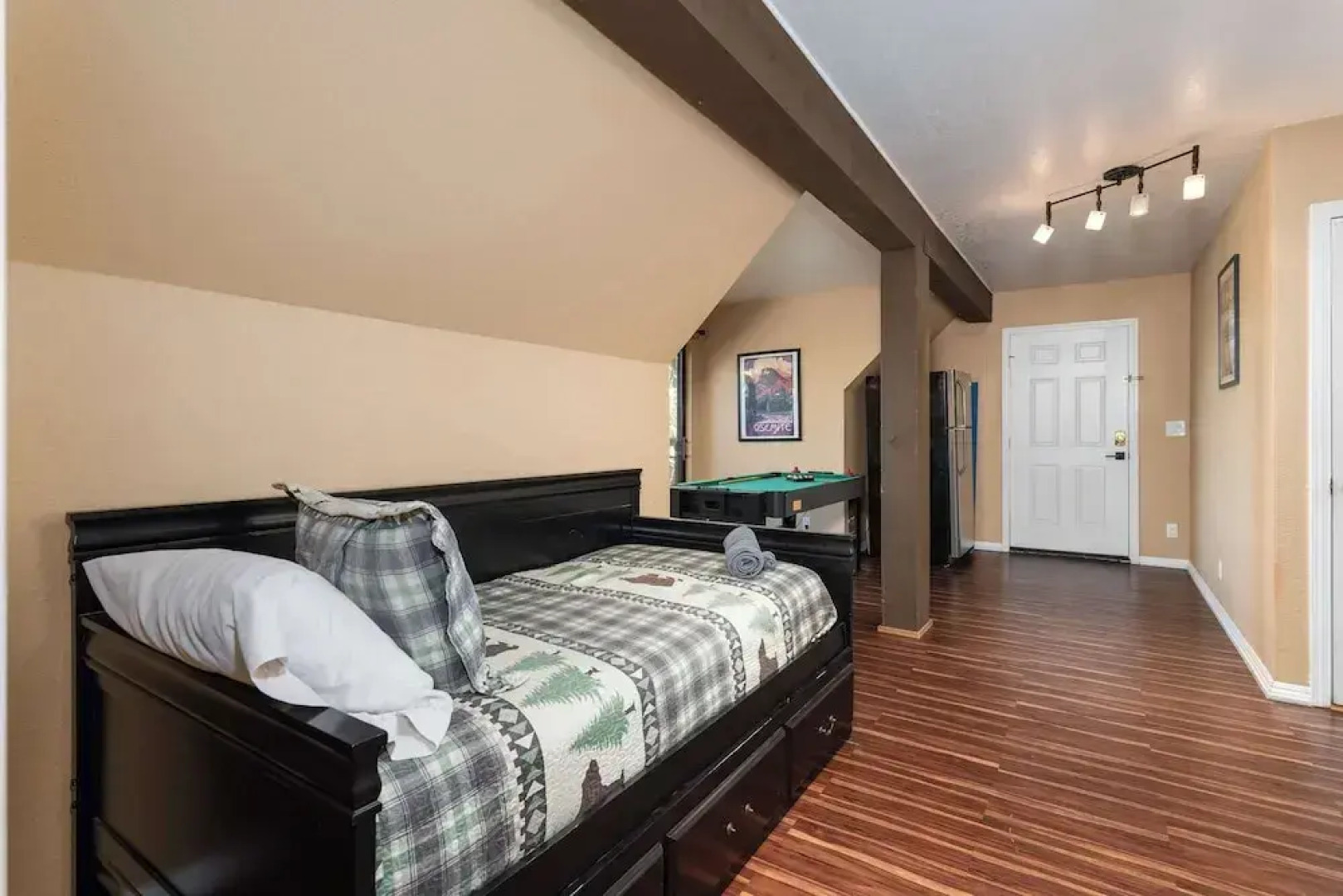 Yosemite Aviary and Quail Within Yosemite - 2 Separate Units, Up To 14 Guests!