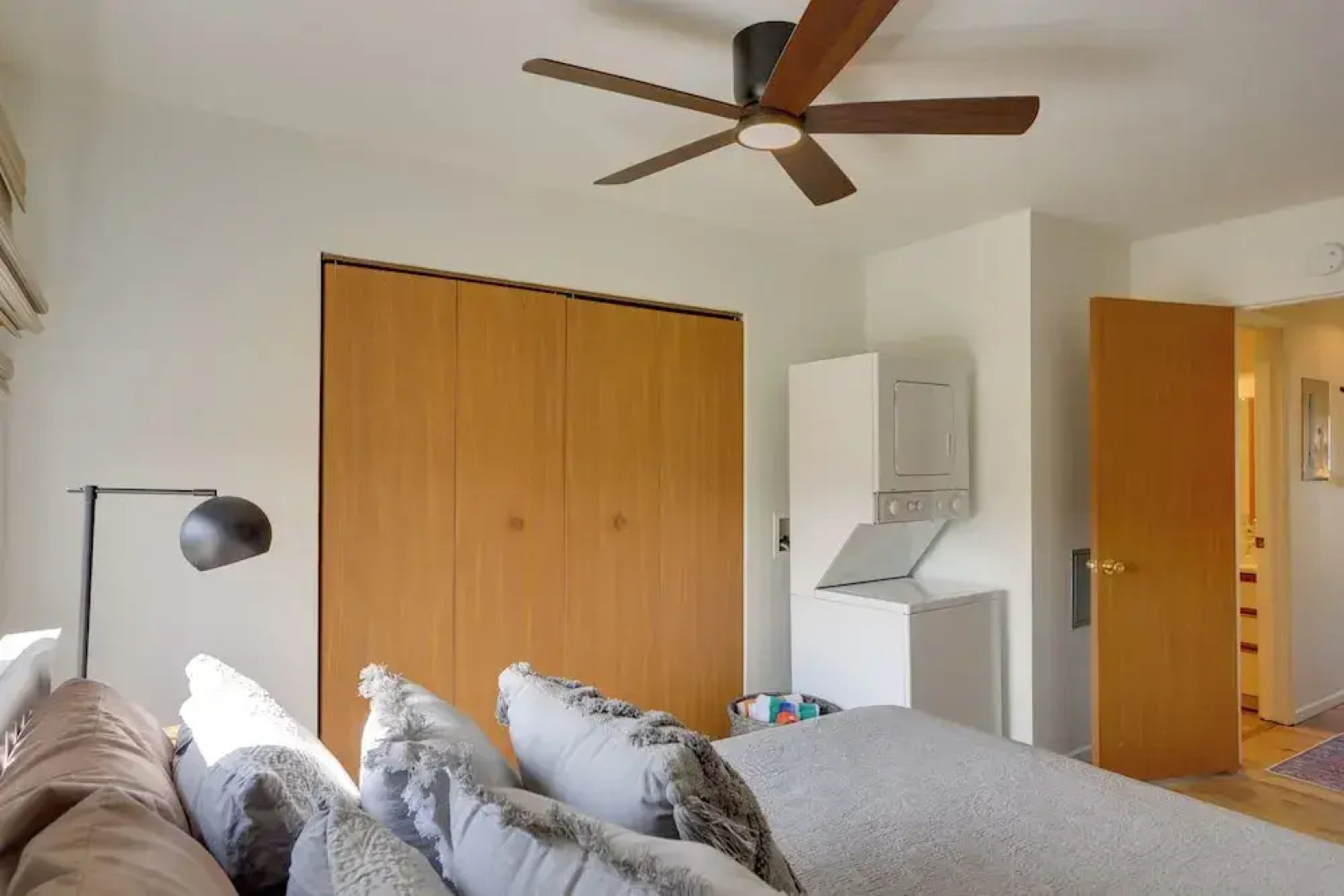 Pet-friendly Oak Harbor Condo: Walk to Lake!