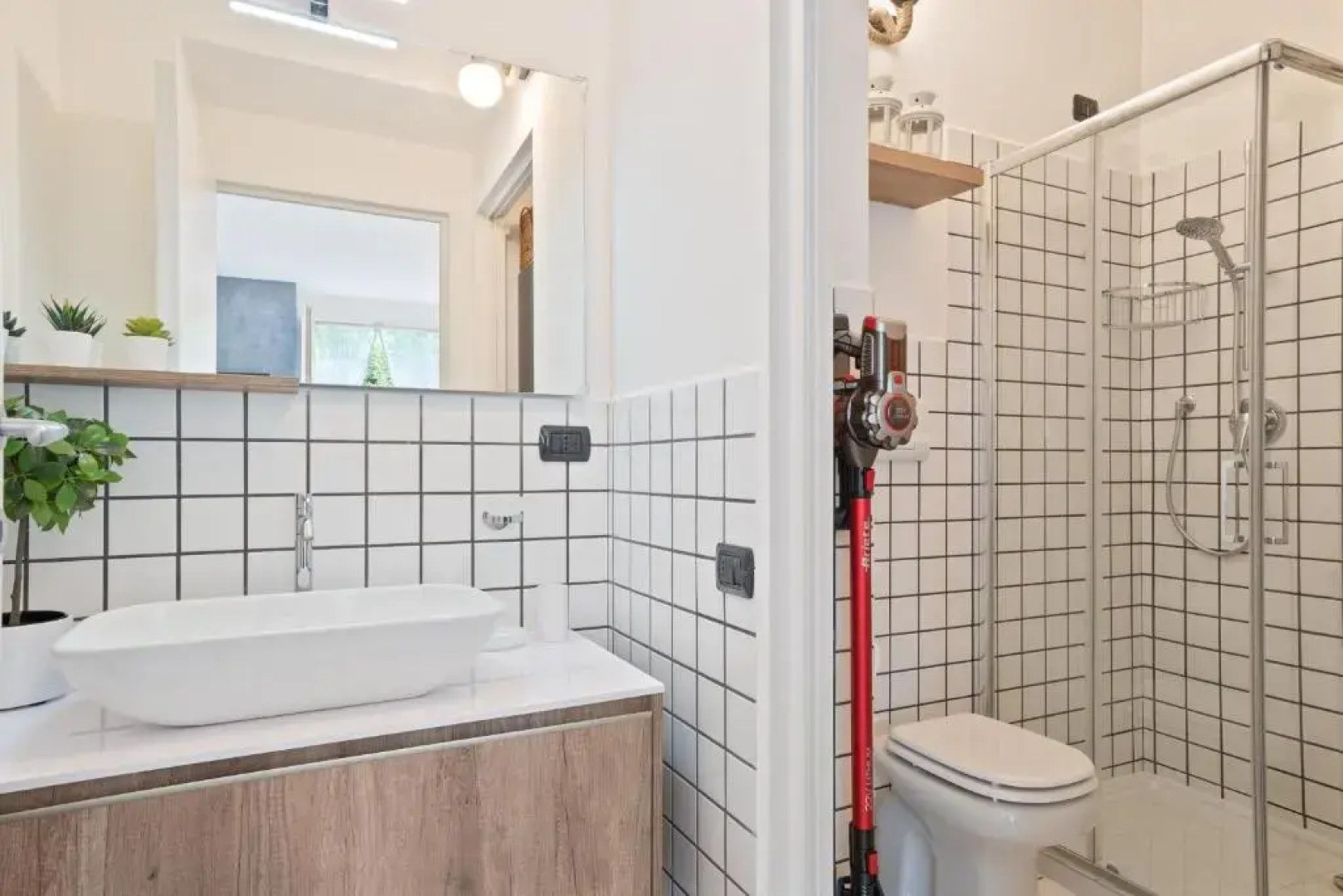 Ossuccio Apt with Balcony & Private Parking (Adults Only)