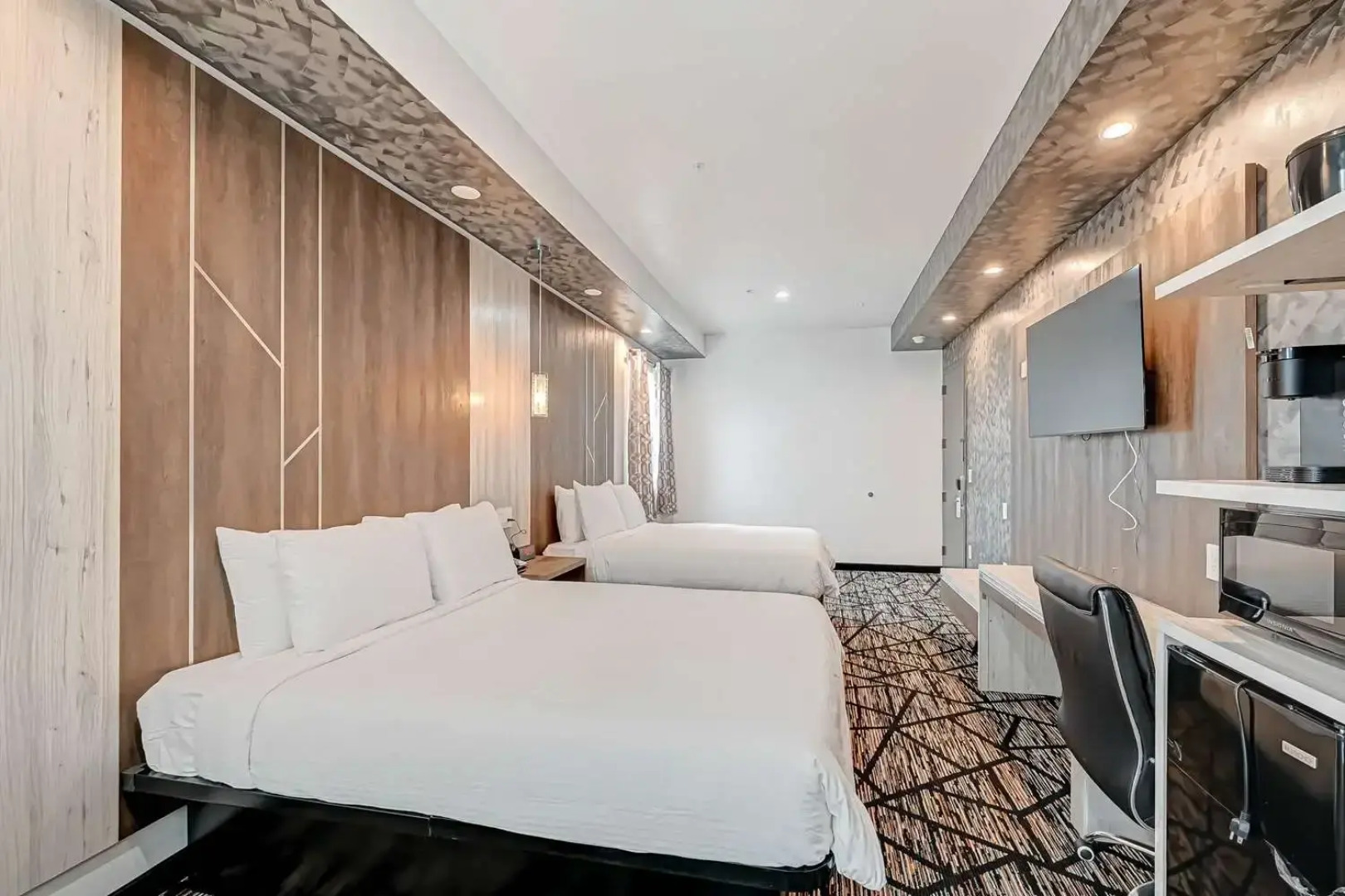 Comfeeni Inn and Suites