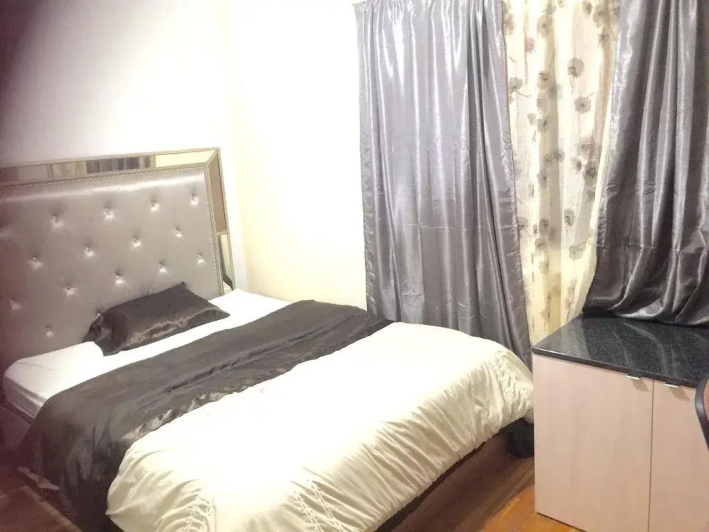 Hollywood Room Rental