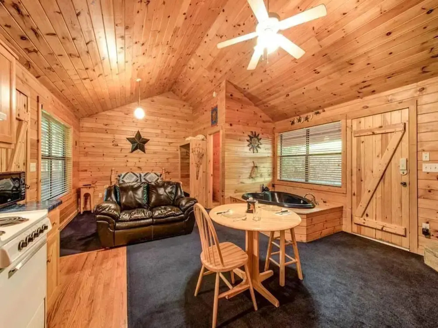 Star Struck 1 Bedroom Home with Hot Tub