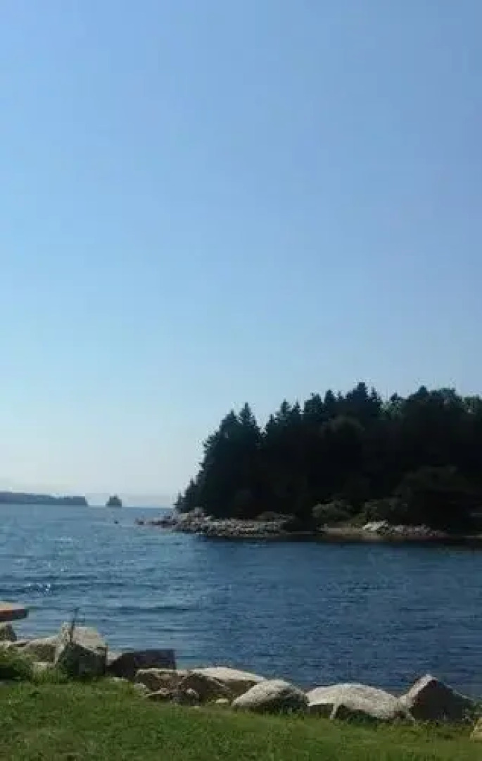 Bay Breeze Motel & Cottages