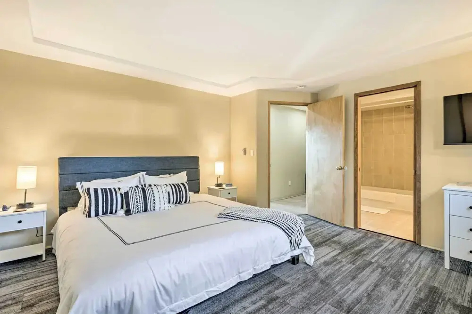 Lakefront Lynwood Home w/ Deck - 19 Mi to Seattle!