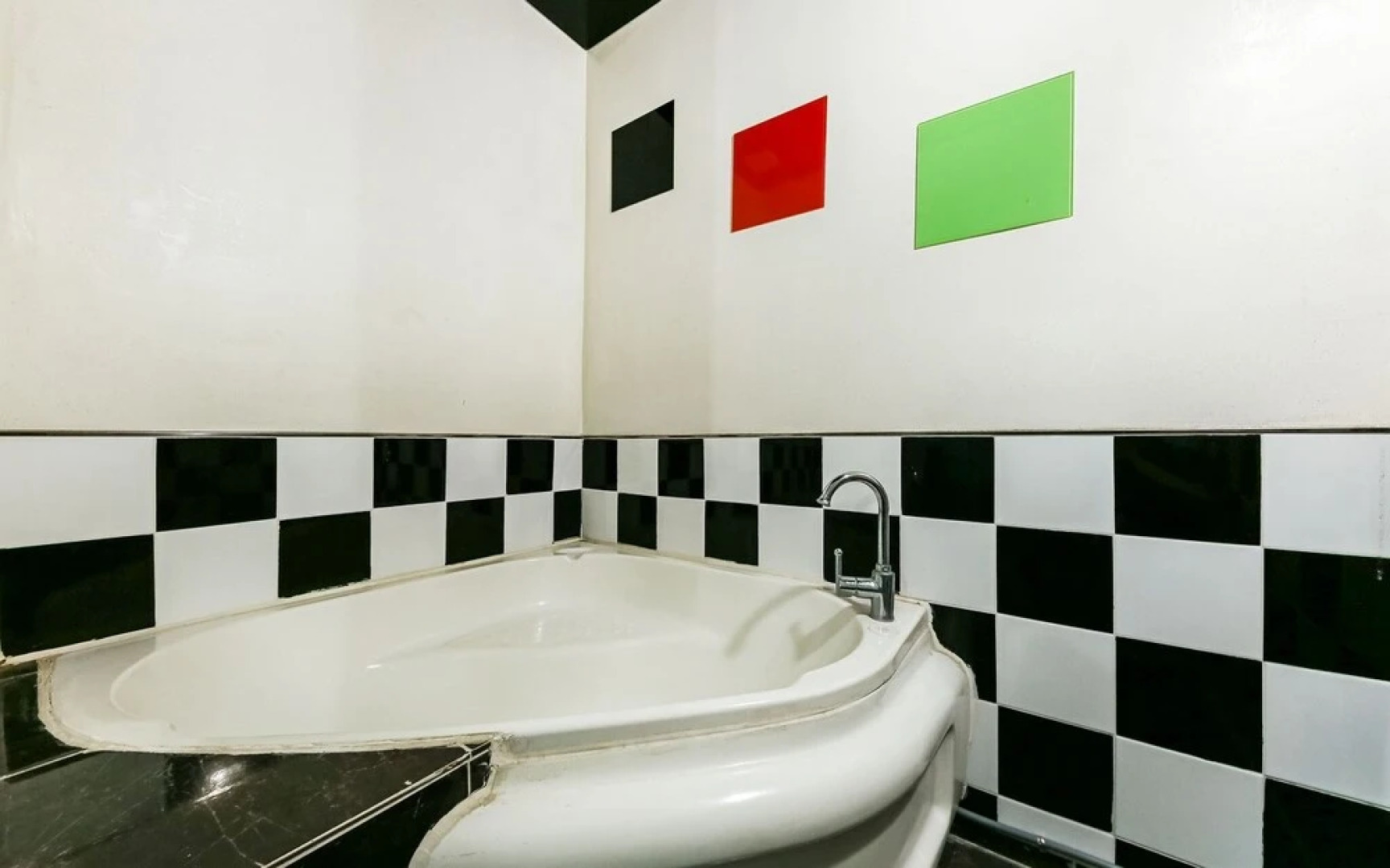 Eumseong Black and White