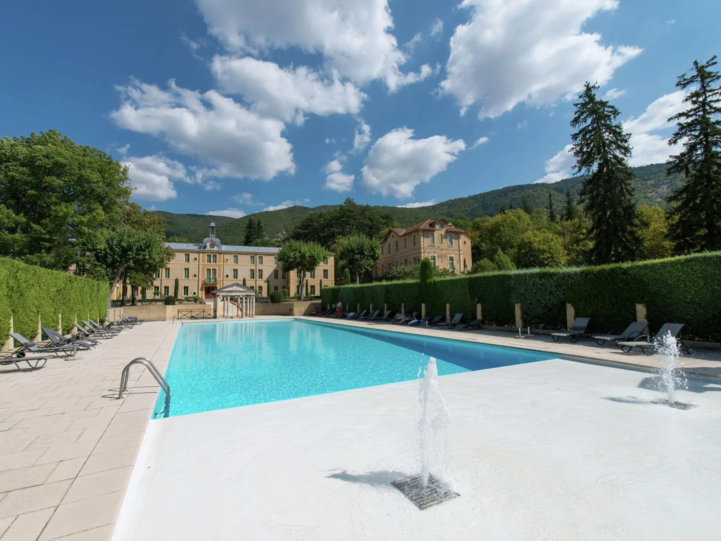 A Beautiful 2 Persons Studio in a Chateau With Swimming Pool