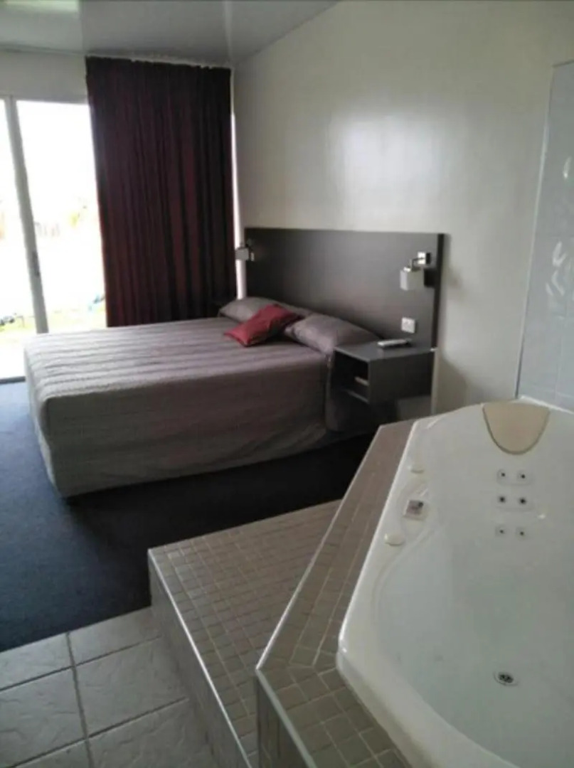 Country Roads Motor Inn