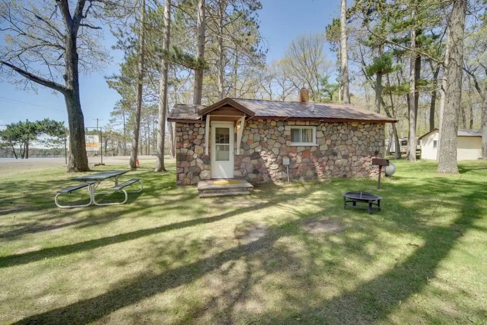 Convenient Cabin w/ Access to 3 Boat Docks!