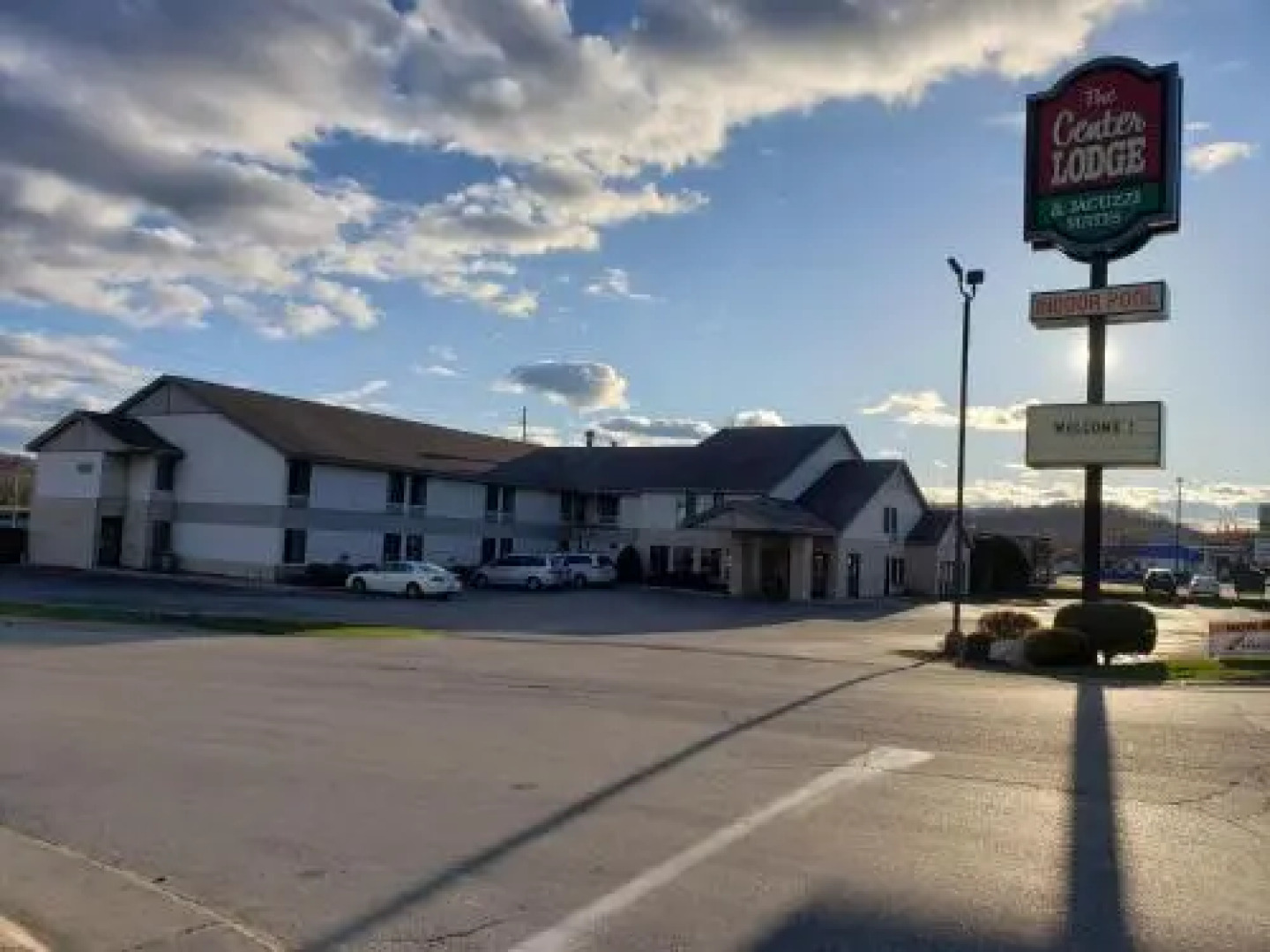 The Center Lodge and Jacuzzi Suites