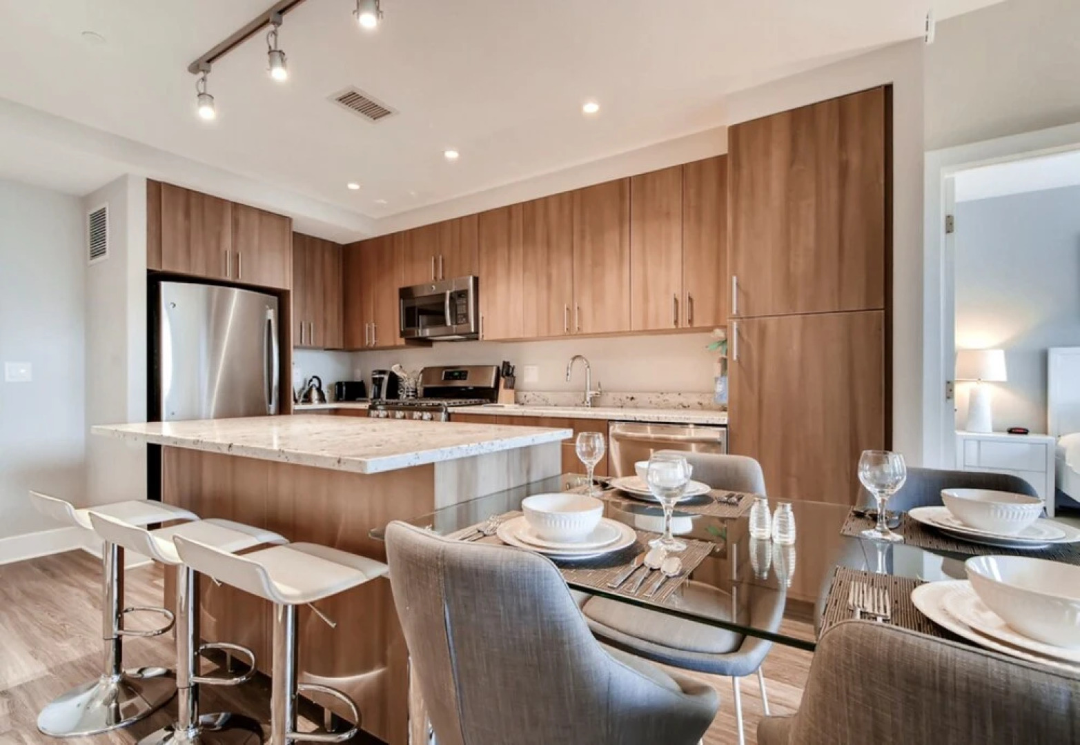 Global Luxury Suites at South Arlington