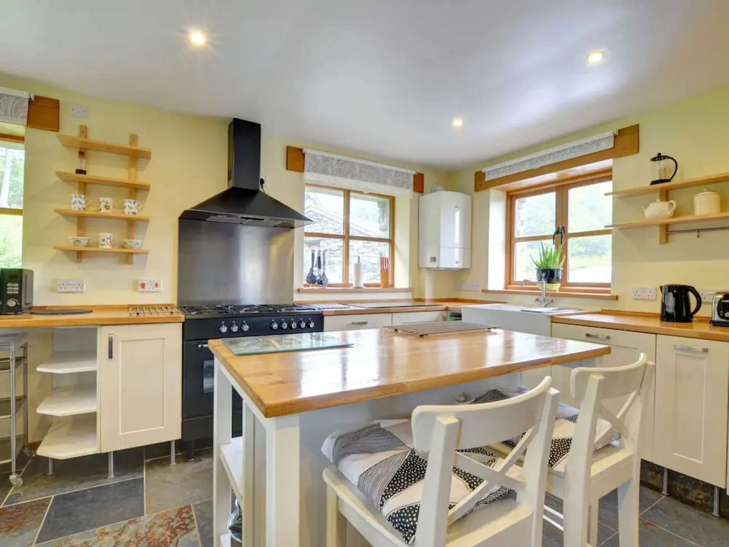 Spacious Holiday Home in Ganllwyd near River