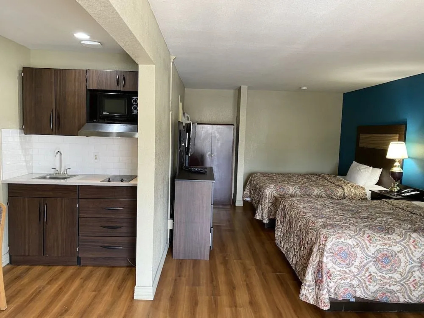 Stratford House Inn and Suites