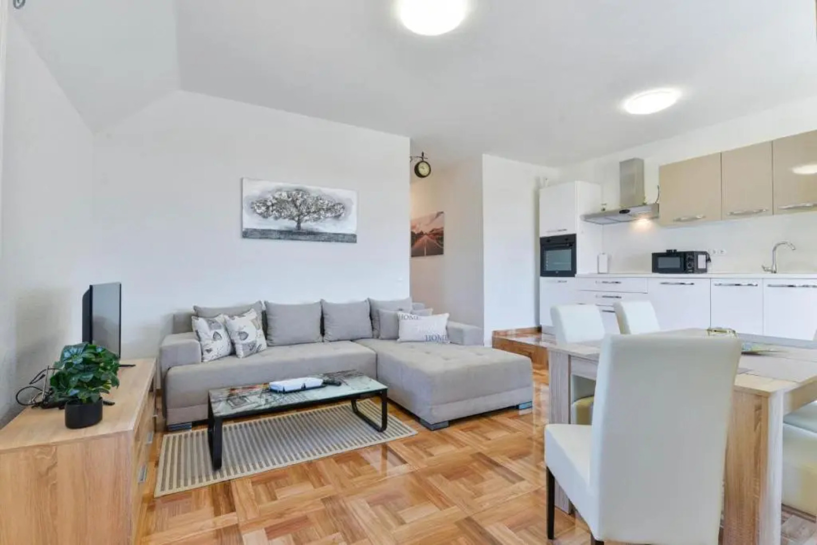 Pool apartment Leonardo