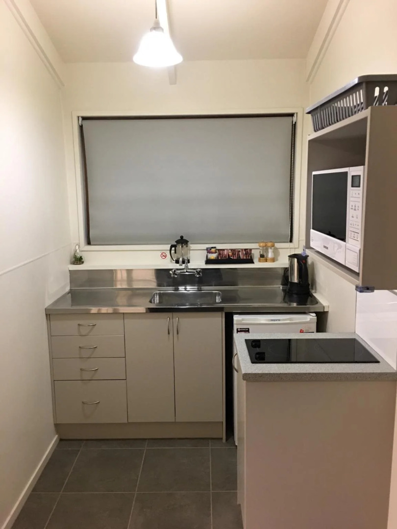 Colonial Lodge Motel