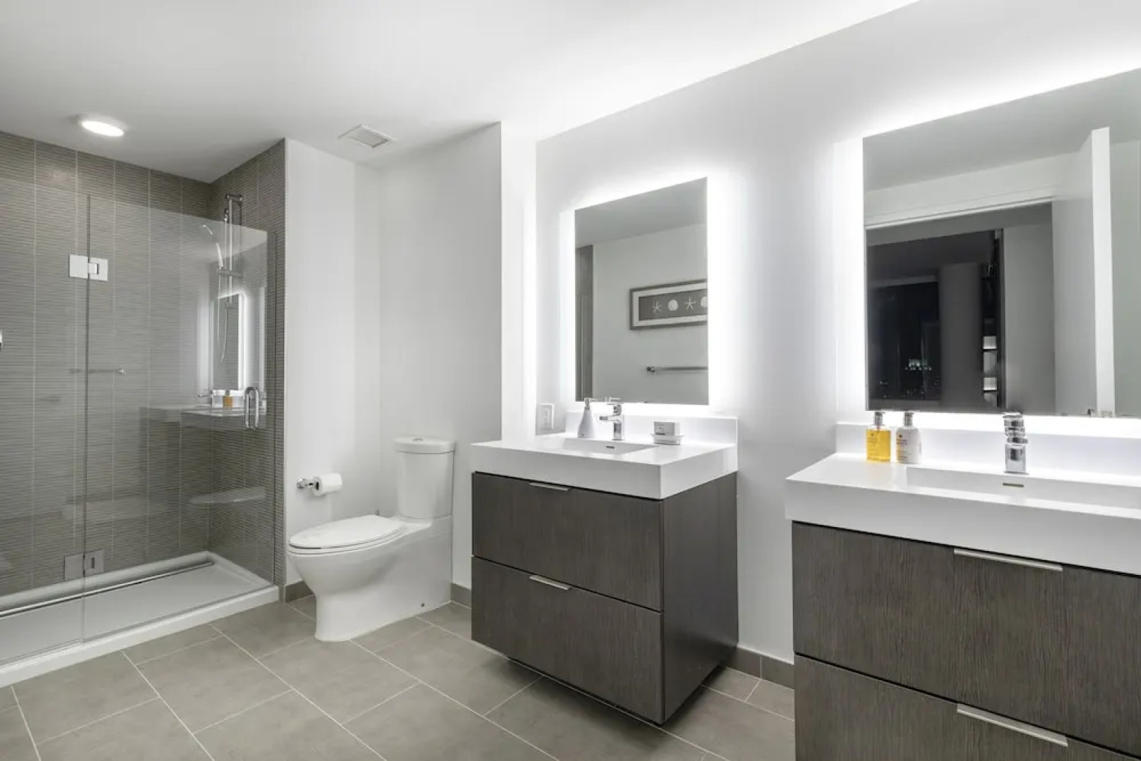 Deedee's Sky Rise Apartments - Newport 2