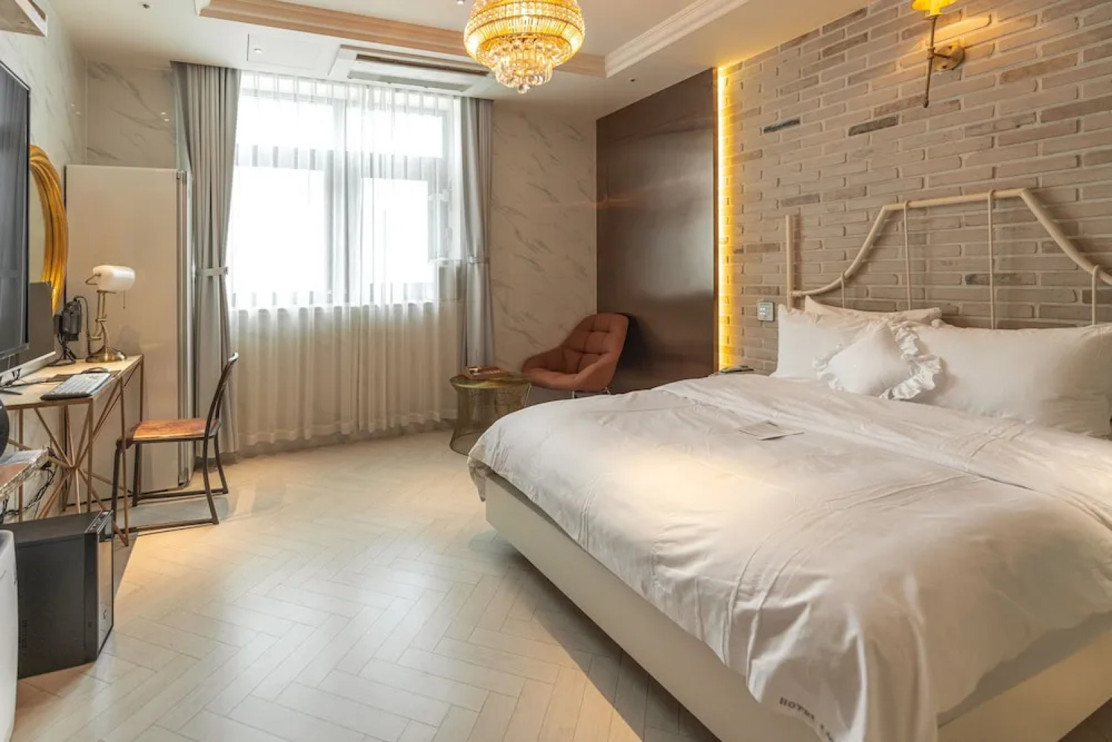 Hotel February Dong Seong Ro