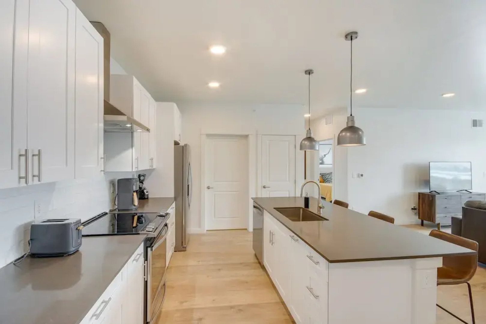 Livingston Condo w/ Balcony - 2 Mi to Downtown!