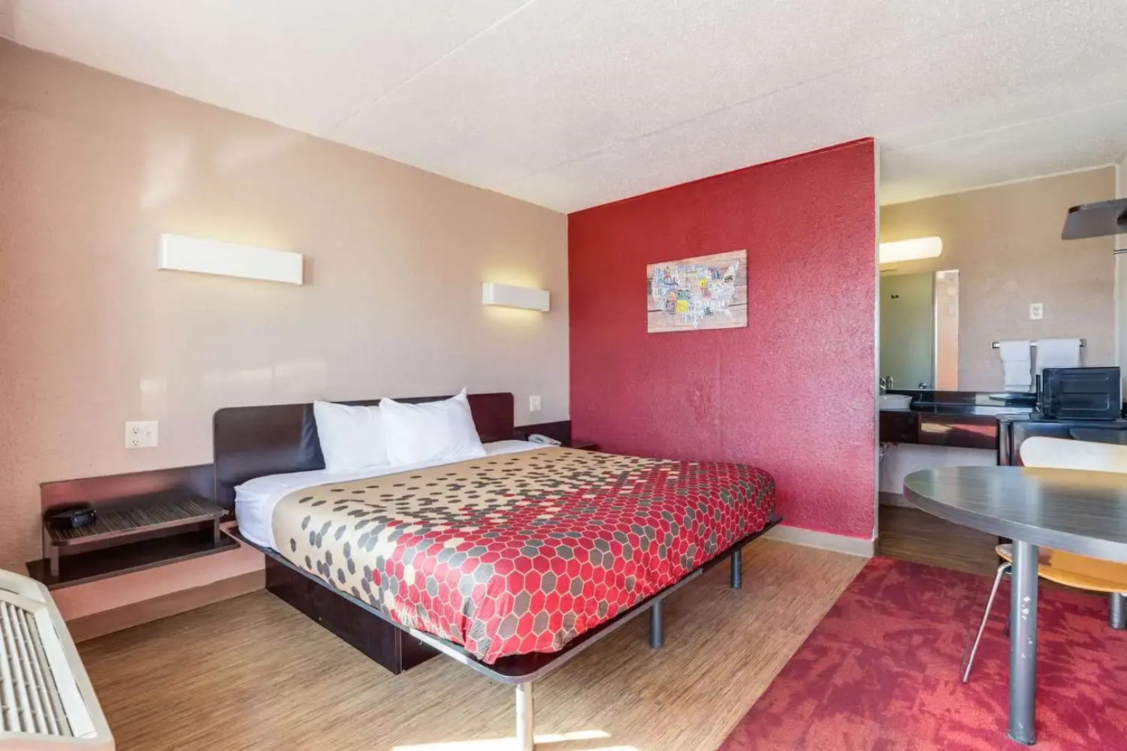 Econo Lodge Inn & Suites