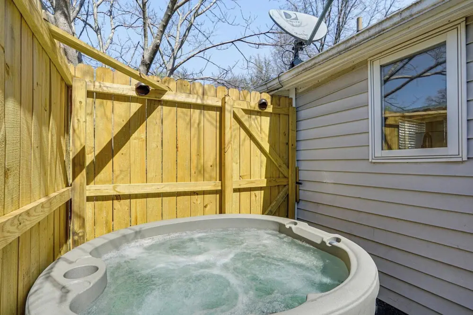 Jefferson City Bungalow: Hot Tub & Patio!