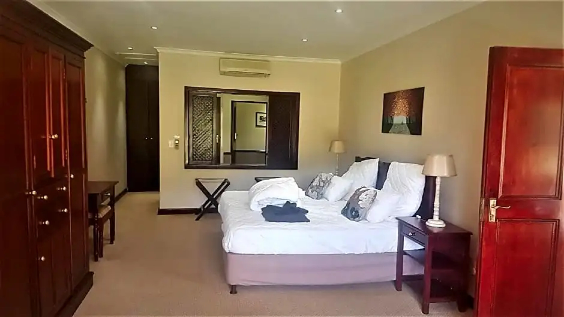 Traders Hotel & Restaurant