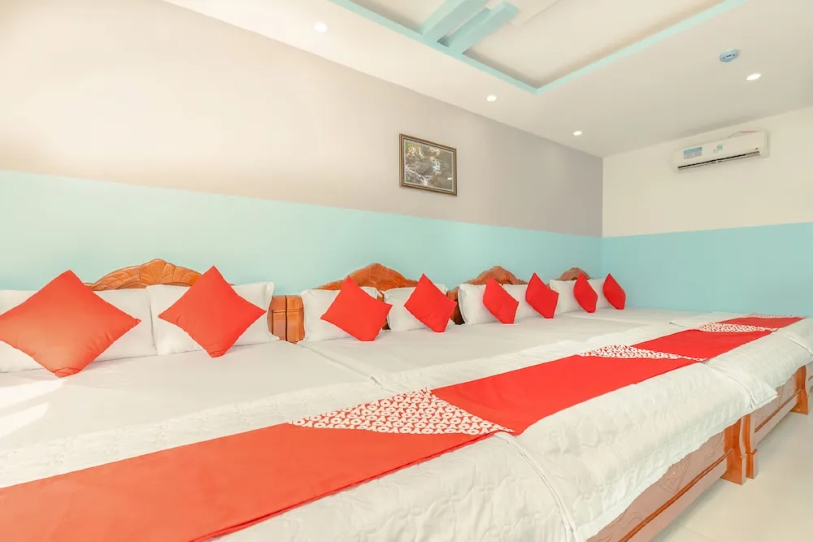 Hoang Truong Hotel by OYO Rooms