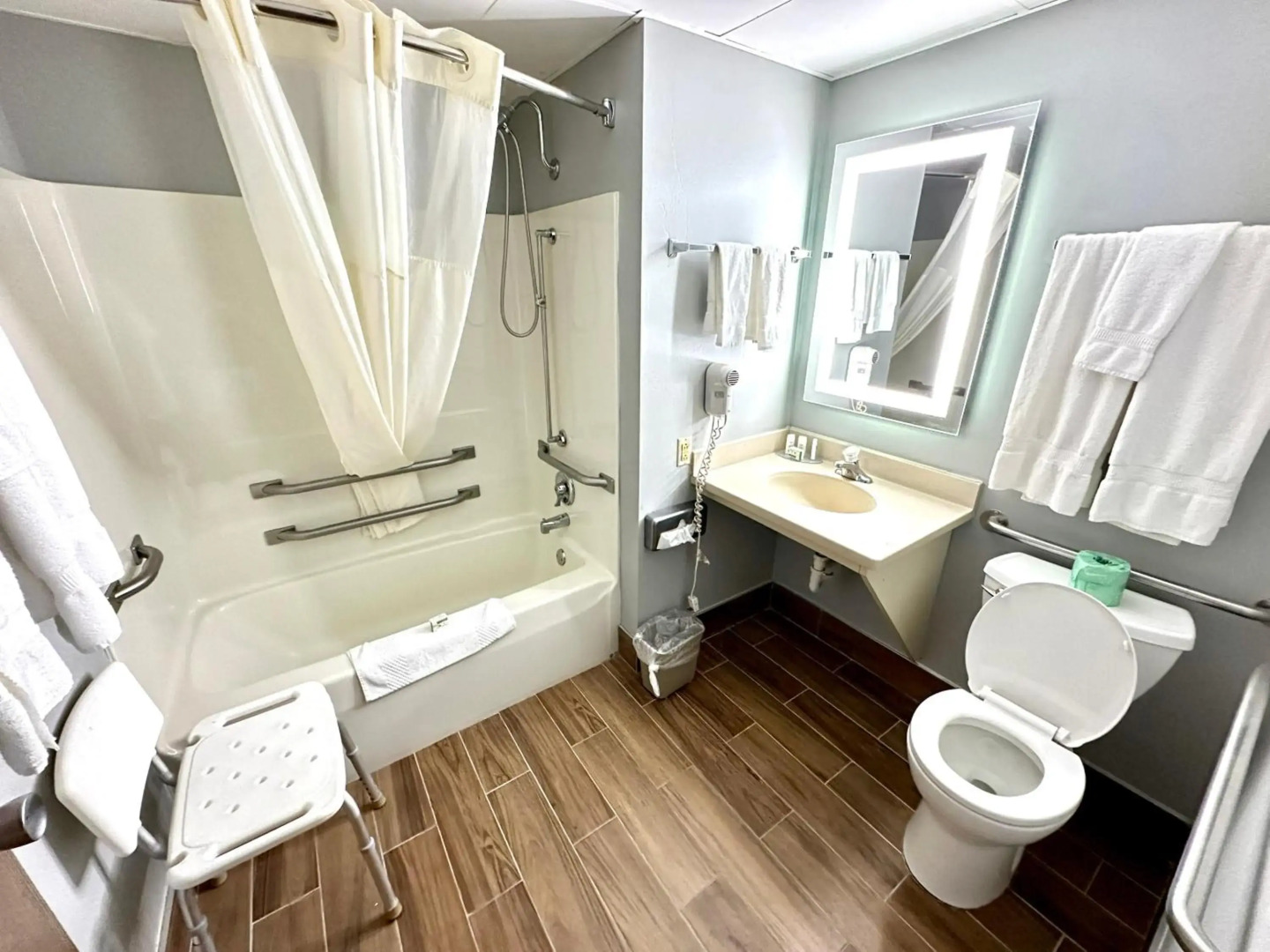 AmericInn & Suites By Wyndham Baraboo Event Center