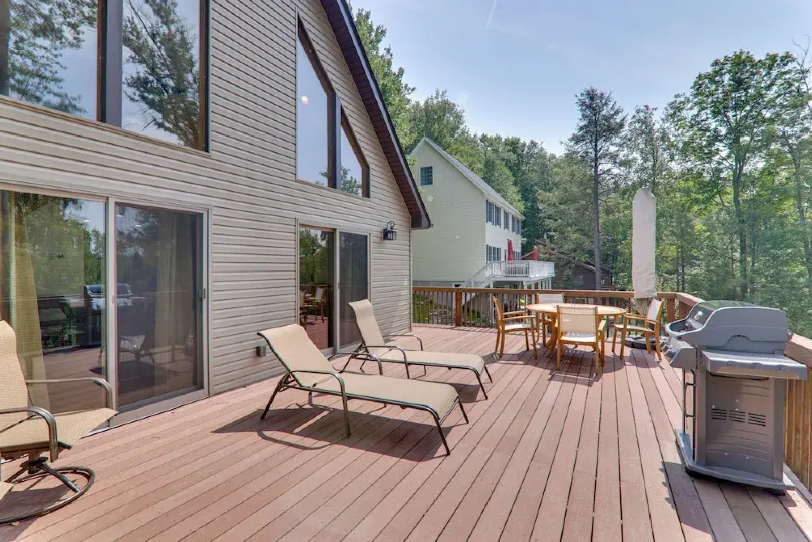 Large Deck + Resort Amenities: Lake Ariel Retreat