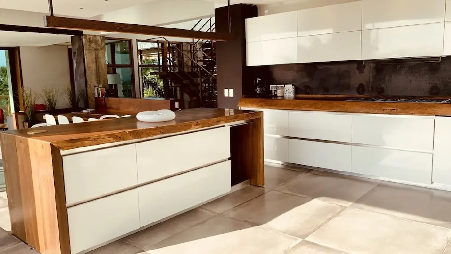 Modern 7 Bedrooms Villa on Private Beach Access