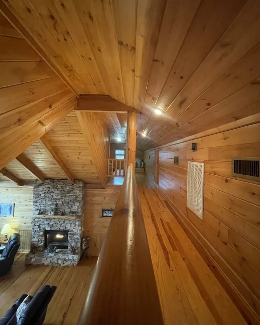 Deluxe log cabin! Pet and motorcycle friendly - enjoy nature with family and friends! 3 Bedroom Cabin by RedAwning