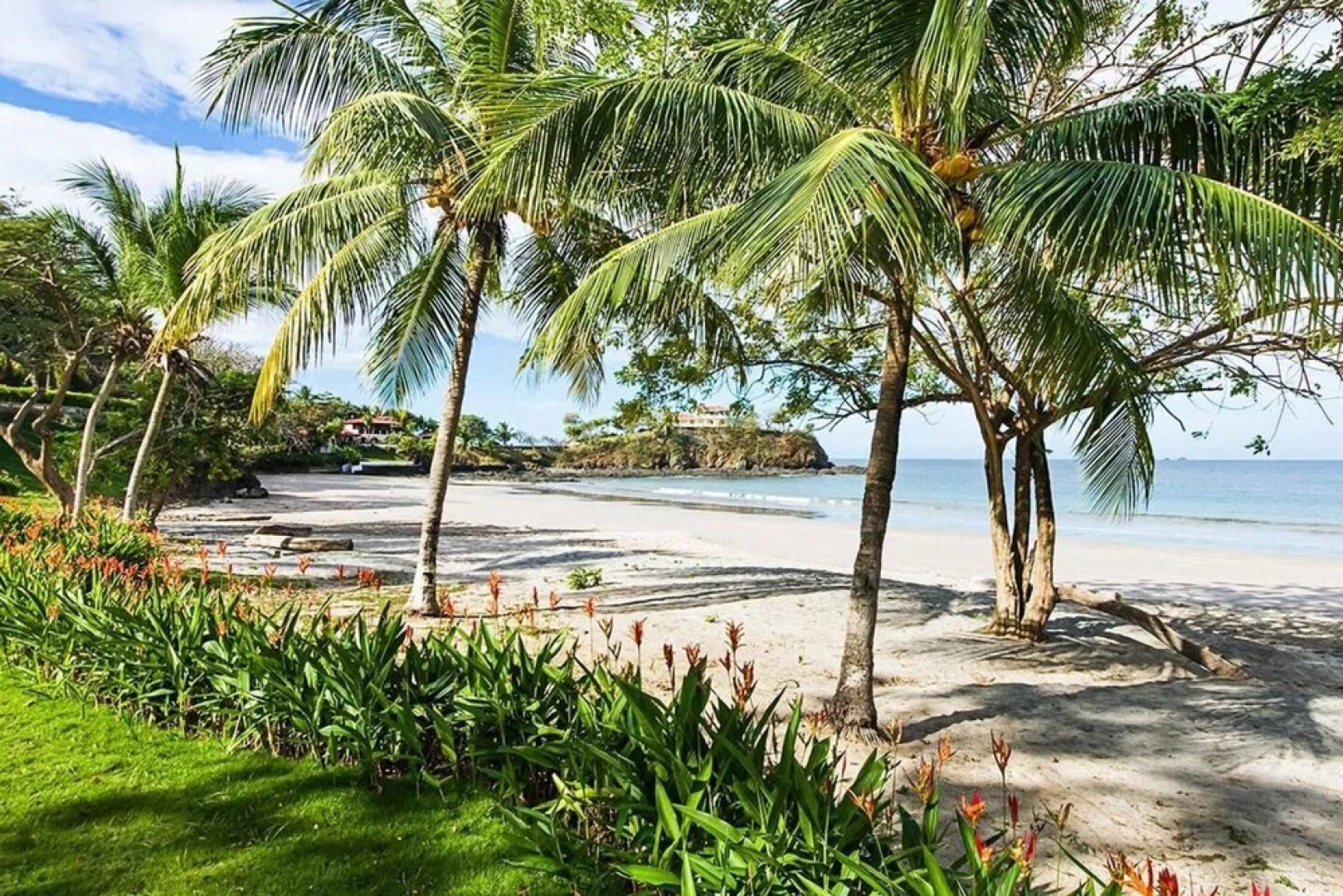 Luxurious Beachfront Mansion with a Stunning Infinity Pool in Playa Flamingo