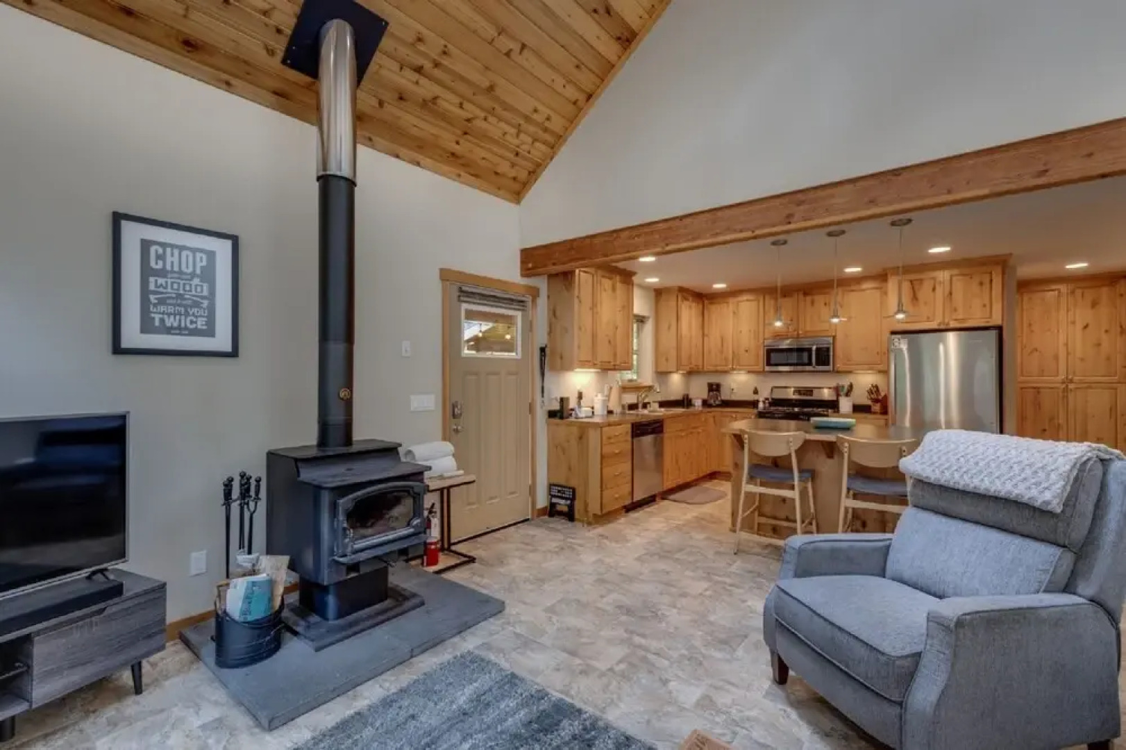 52GS - Hot Tub - WiFi - Pets Ok - Wood Stove - Sleeps 6