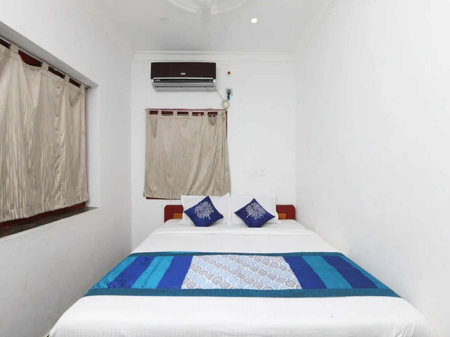 OYO 16067 The Orient Hotel