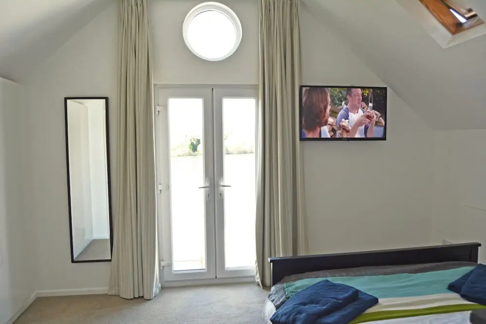 Stylish New England lakeside retreat in the Cotswold Water Park with hot tub