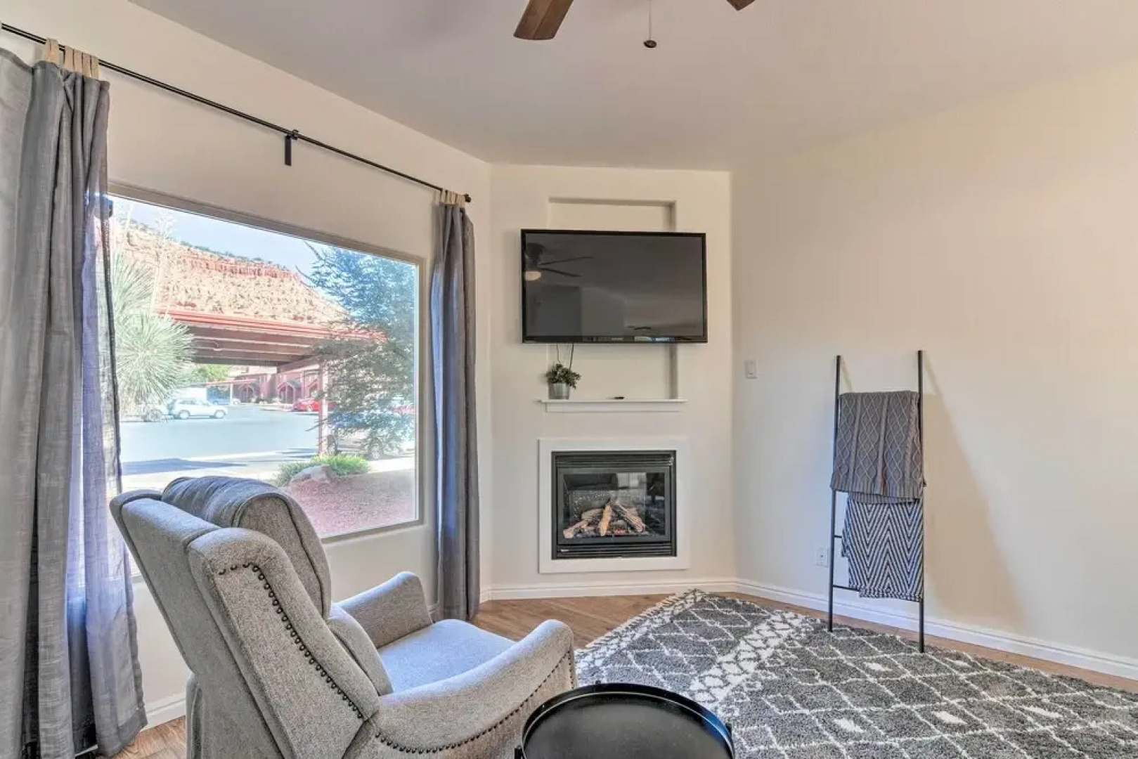 Updated Townhome w/ Patio & Red Rock Views!