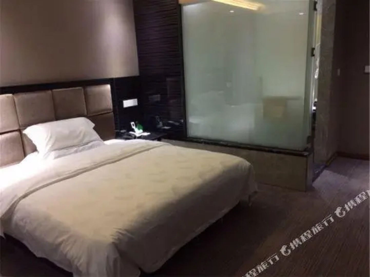 yisanbashangwujiudian