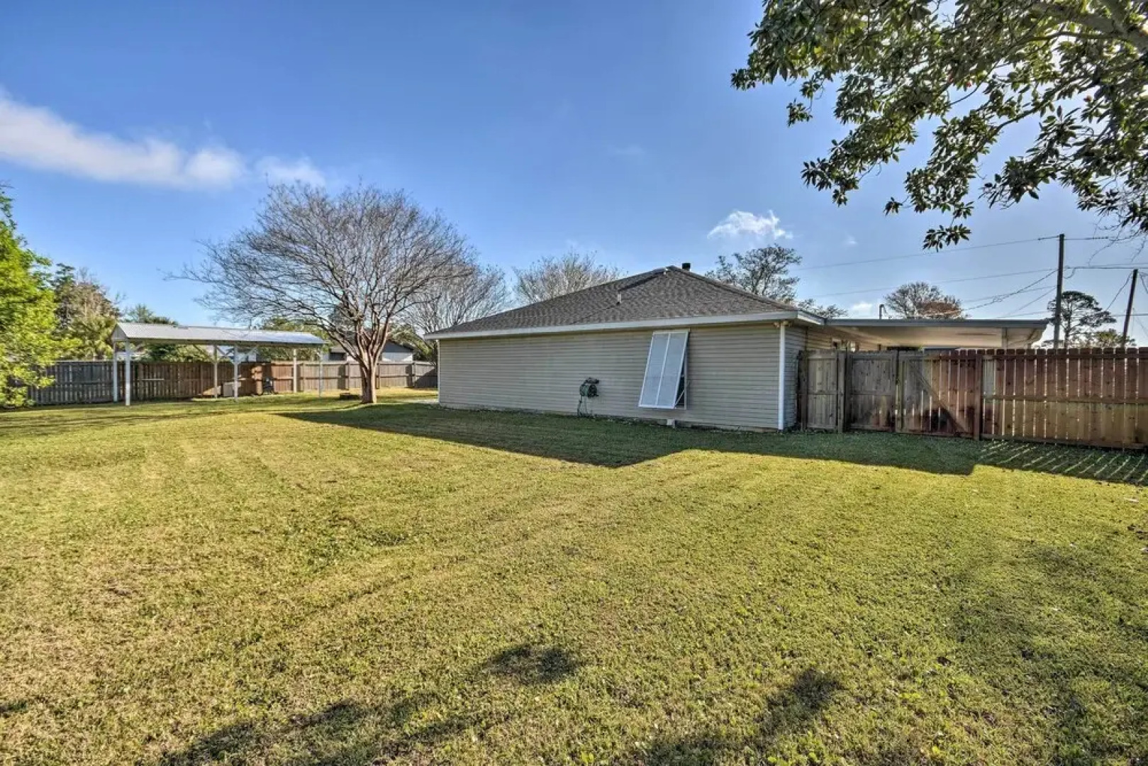 Gulf Breeze Retreat < 4 Mi to Beach Access!