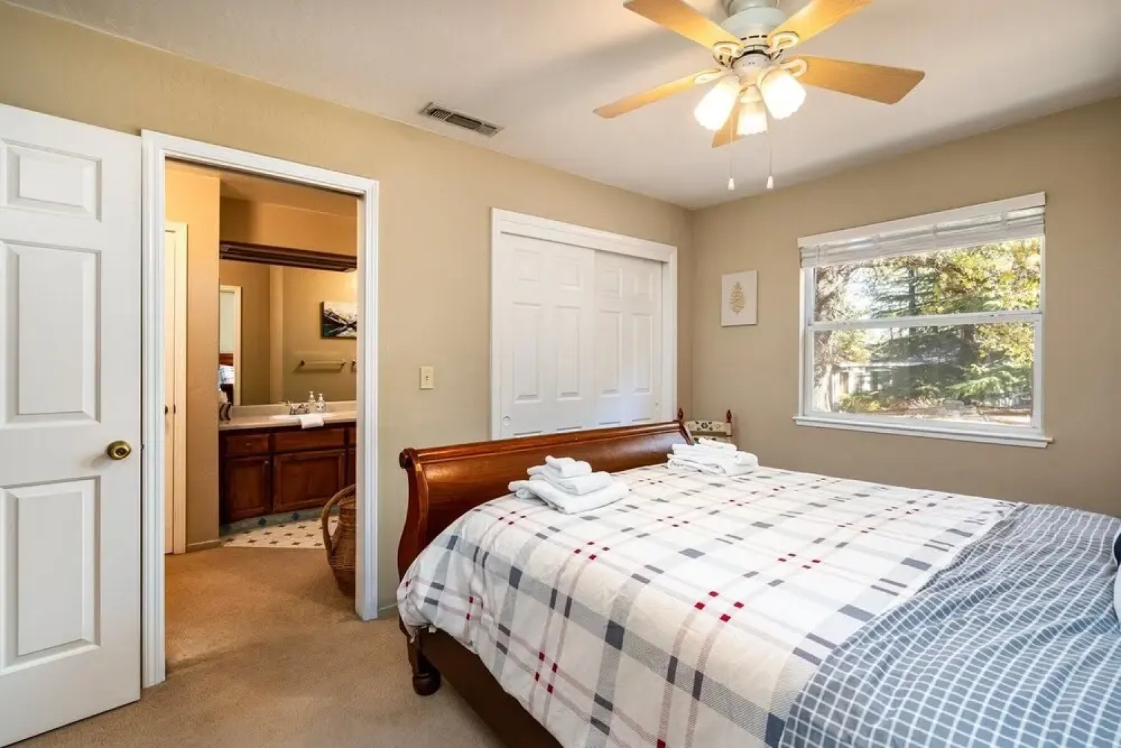 Wolf Den - Check out the Beach, Country Club, Golf Course Enjoy the Wifi, Central Heat and Air Conditioning. Near Yosemite by Redawning